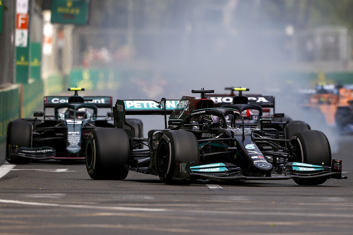 Wolff: Mercedes form "unacceptable" in F1 title fight