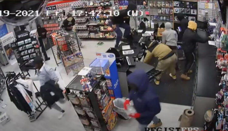 Chicago-Burglary-crowd-thumb.jpg