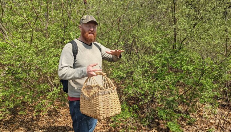 foraging04_27_22JasonRobinsonexplainingbySumac.jpg
