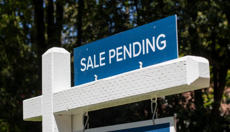house-for-sale-sign-sale-pending-shutterstock_2159317429-1500×844-Tada-Images.jpg